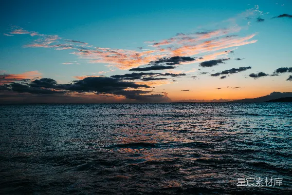 高清摄影 蓝天下夕阳下的水域