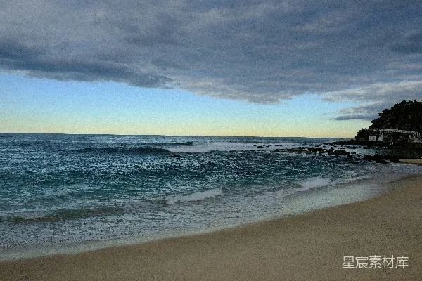 高清摄影 一个有波浪涌向岸边的海滩