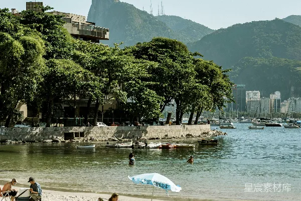 高清摄影 一群人在沙滩上坐着。