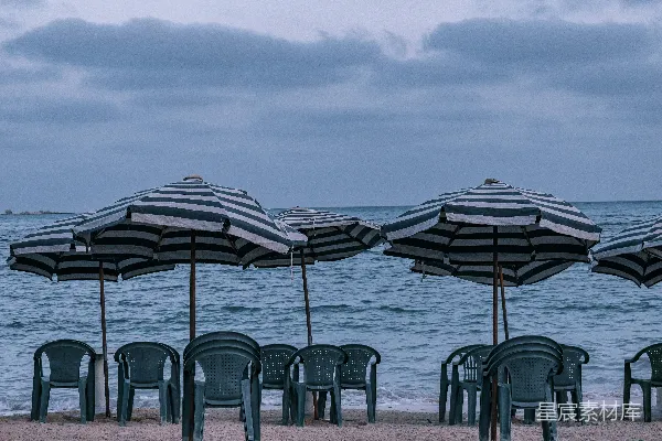 高清摄影 海滩上一组椅子和遮阳伞