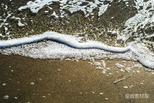 高清摄影 海滩上的波浪涌向岸边