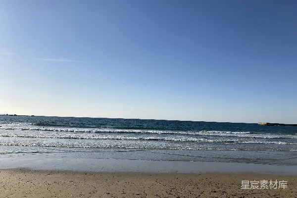 高清摄影 一片沙滩，波涛涌向岸边