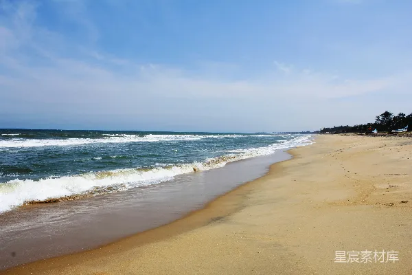 高清摄影 白天海浪拍打在岸边