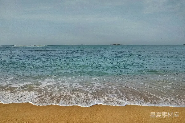 高清摄影 沙滩旁的海洋下阴云密布的一片曚昽天空