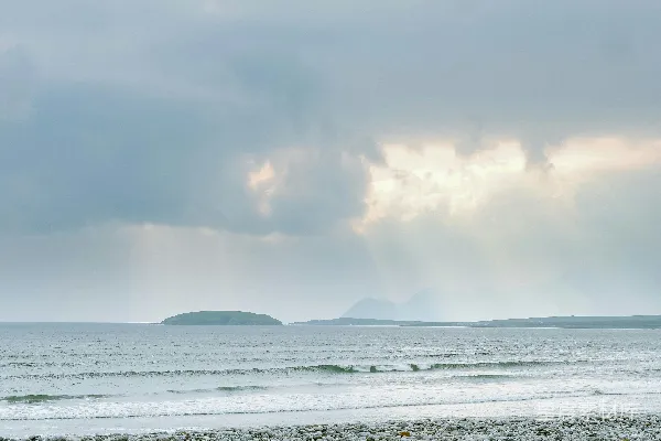 高清摄影 海边一个人拿着冲浪板在行走