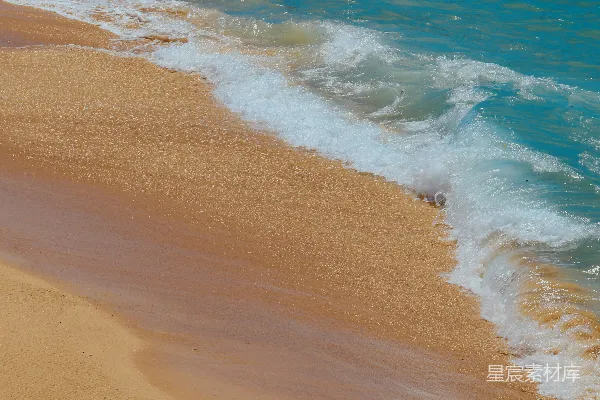 高清摄影 白天海边波涛汹涌的海浪