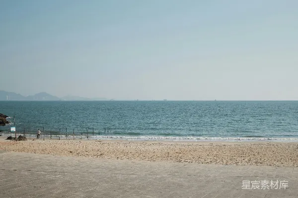 高清摄影 一个骑着滑板的人沿着海边的步行道向下滑行。