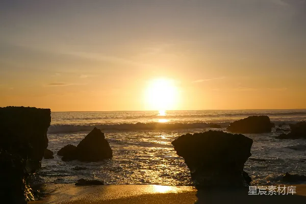 高清摄影 夕阳西下，海滩之上。