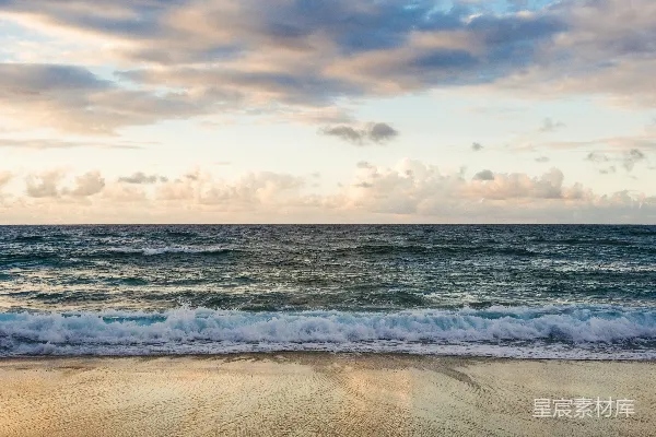高清摄影 白天海浪拍打在岸边