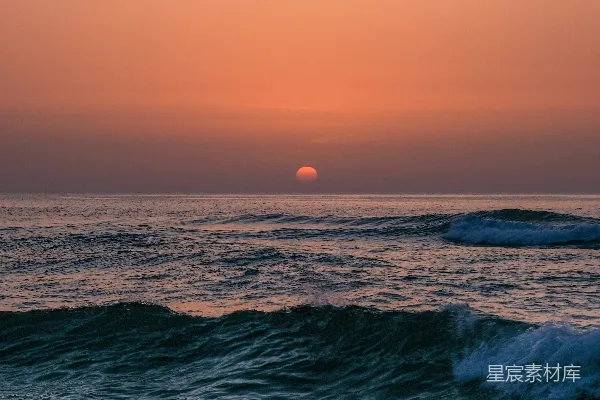 高清摄影 夕阳西下，海浪涌动。