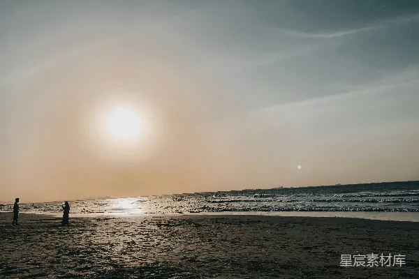 高清摄影 海边日落时海浪拍击岸边