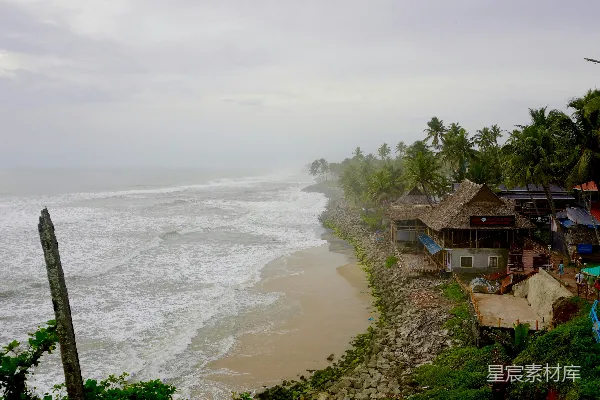 高清摄影 海滨小屋沿着风暴般的海岸坐落着。