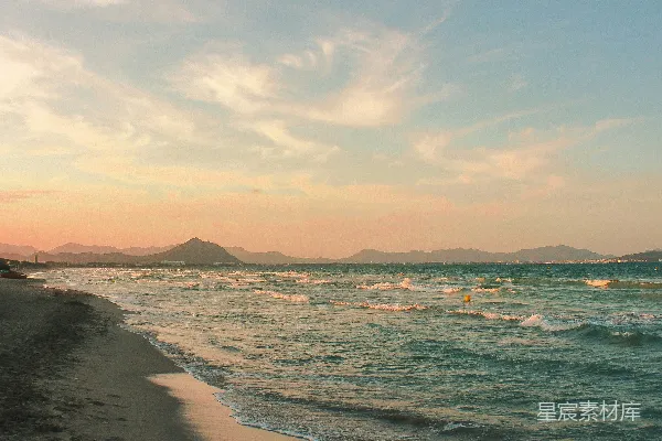 高清摄影 海浪在日落时分拍打着海岸