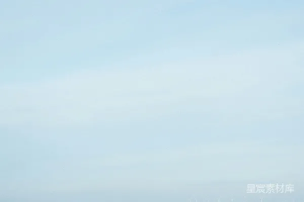 高清摄影 海滩上一位妇女和一个孩子在放风筝。