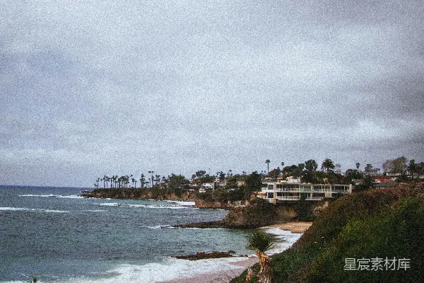 高清摄影 海边的一片景色，房屋紧邻海岸线