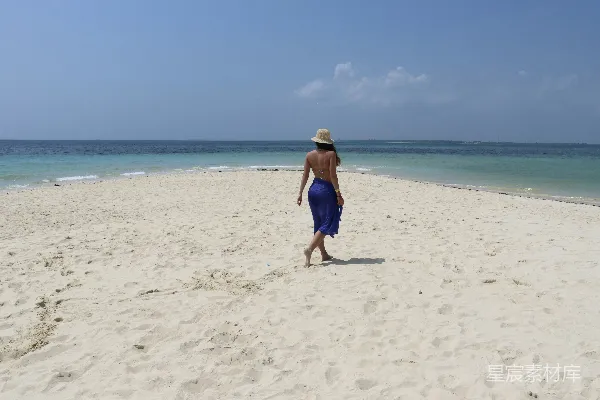 高清摄影 海滩上行走的人靠近海洋