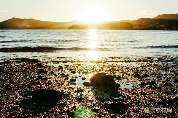 高清摄影 海浪在日落时分拍击岸边