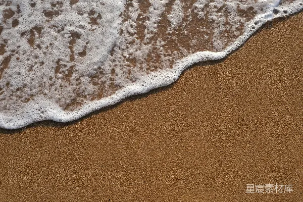 高清摄影 一片细软的沙滩上，一波波海浪涌向岸边。