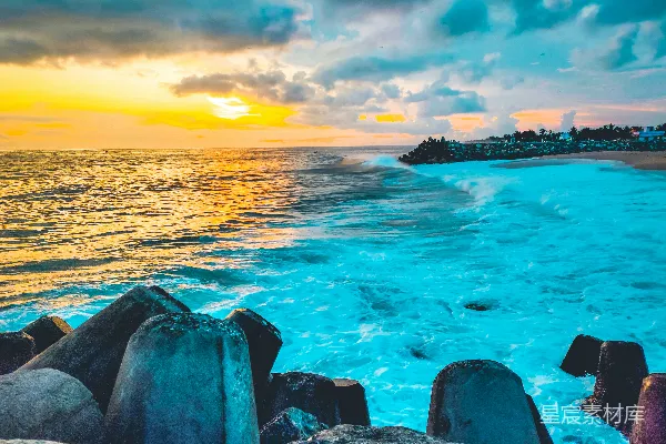 高清摄影 夕阳西下，海浪涌动。