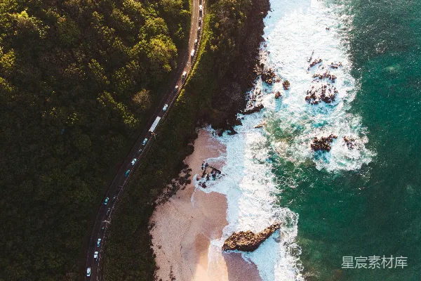 高清摄影 海边一条路的空中俯视图