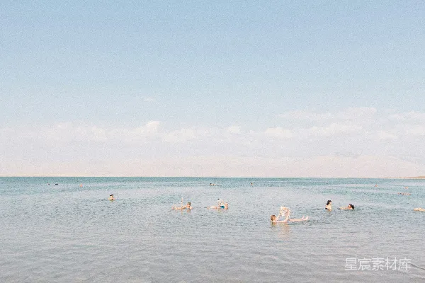 高清摄影 人们在海中游泳，天空中有乌云。