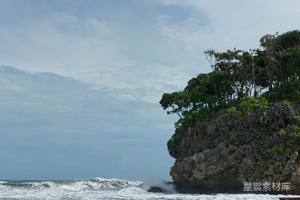 高清摄影 岩石嶙峋的海滩，海浪拍打着它。