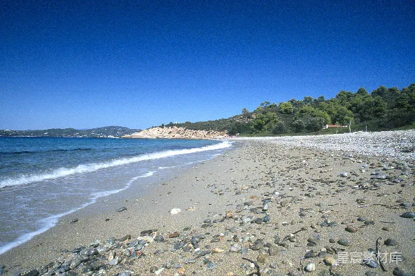 高清摄影 一片沙白的海滩，海浪涌向岸边