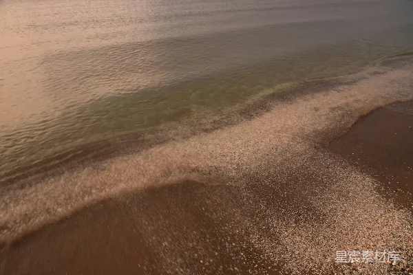 高清摄影 波浪轻拍着沙滩。