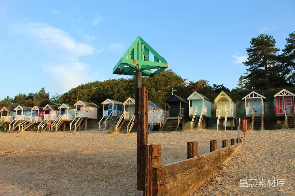 高清摄影 一排海边小屋坐落在沙滩上