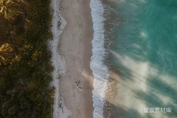 高清摄影 一片沙滩和水面的空中俯视图