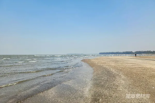 高清摄影 海边一个人在沙滩上行走