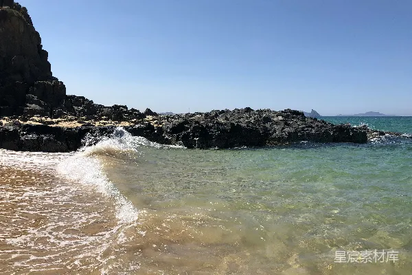 高清摄影 白天湖泊旁的黑色岩石 formation