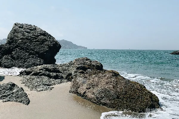 高清摄影 海边白天的棕色岩层形成