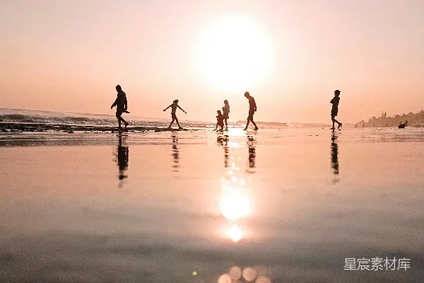 高清摄影 夕阳下海滩上的人影轮廓