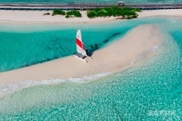高清摄影 海滩上一艘帆船的空中俯视图