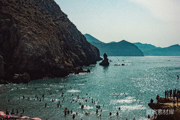 高清摄影 海滩上一群人在撑着阳伞的那群人