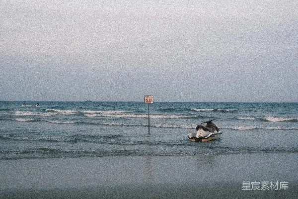 高清摄影 喷气boat停在平静的海岸海边。