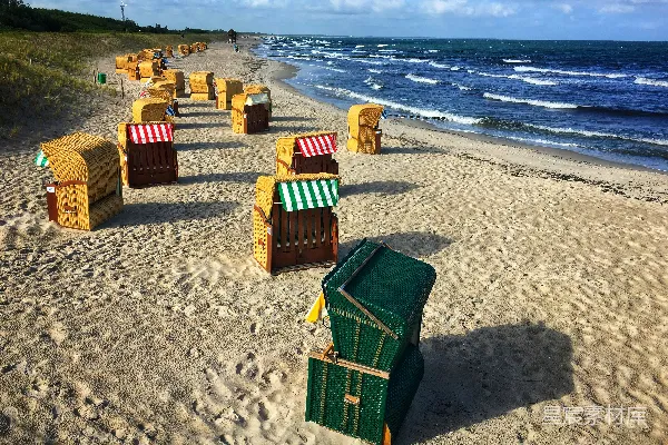 高清摄影 一排沙滩椅整齐地放在金色的沙滩上