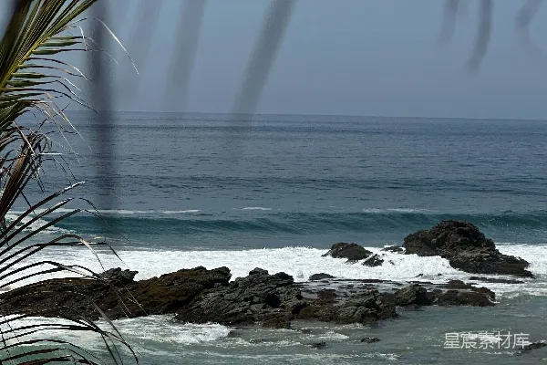 高清摄影 海边景色，有遮阳伞和椅子的景象