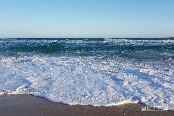 高清摄影 海浪在白天拍打海岸