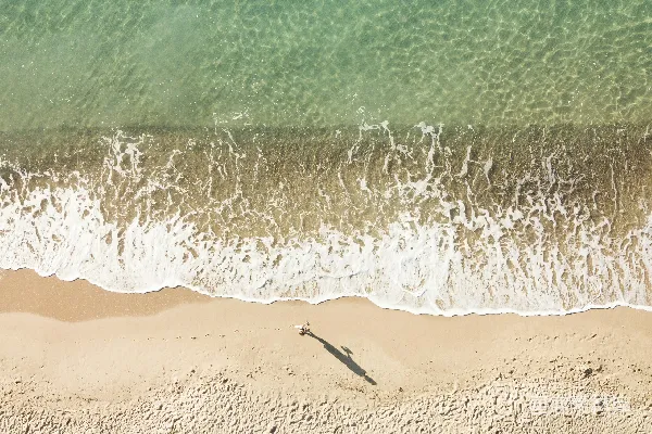 高清摄影 一片沙子覆盖的海滩，海浪拍打而来