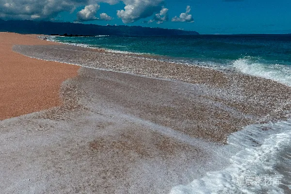 高清摄影 一片细软的沙滩，海水时而涌来时而退去。