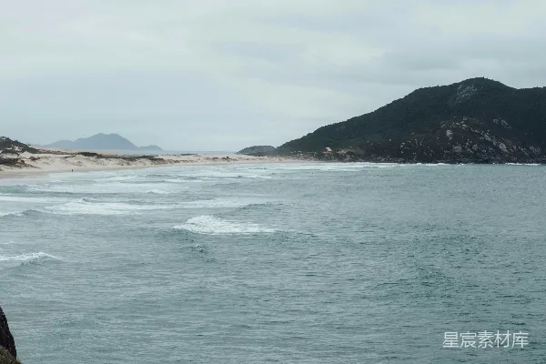 高清摄影 背景有一座山的水域
