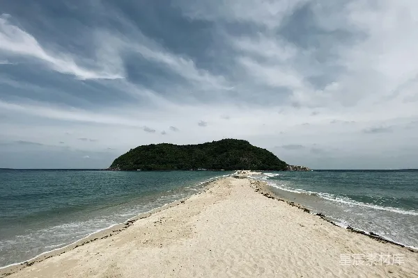 高清摄影 远处有一座小岛的沙滩上沙子很细。