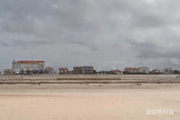 高清摄影 远处有一片沙滩，沙地上点缀着房屋。