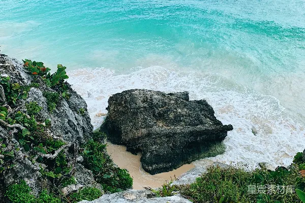 高清摄影 海岸白天黑岩形成的景象