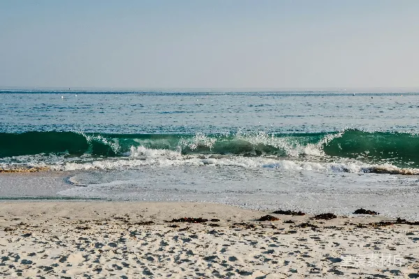 高清摄影 白天海浪拍打在岸边
