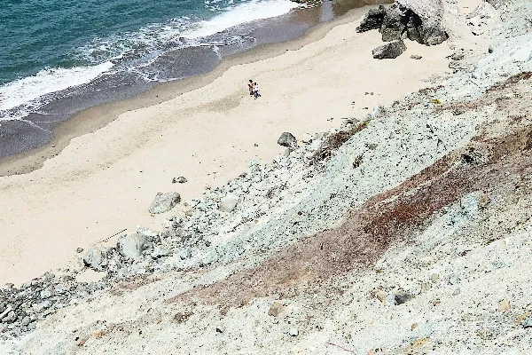 高清摄影 棕色和白色的岩石海岸在白天