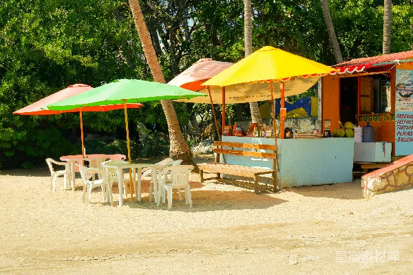 高清摄影 彩色的海滩遮阳伞和一家沙滩小贩车 snacks shack。