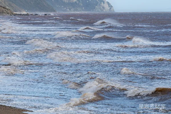 高清摄影 白天海浪撞击海岸的景象